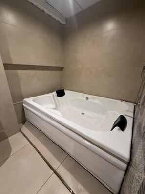 Deluxe Room | Bathroom