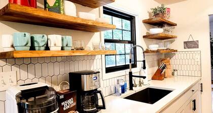 4bd-- Cozy Home Central to Climbing/Hiking/Dining with Fiber and Laundry