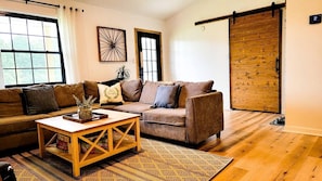TV - 4bd-- Cozy Home Central to Climbing/Hiking/Dining with Fiber and Laundry (Rogers)