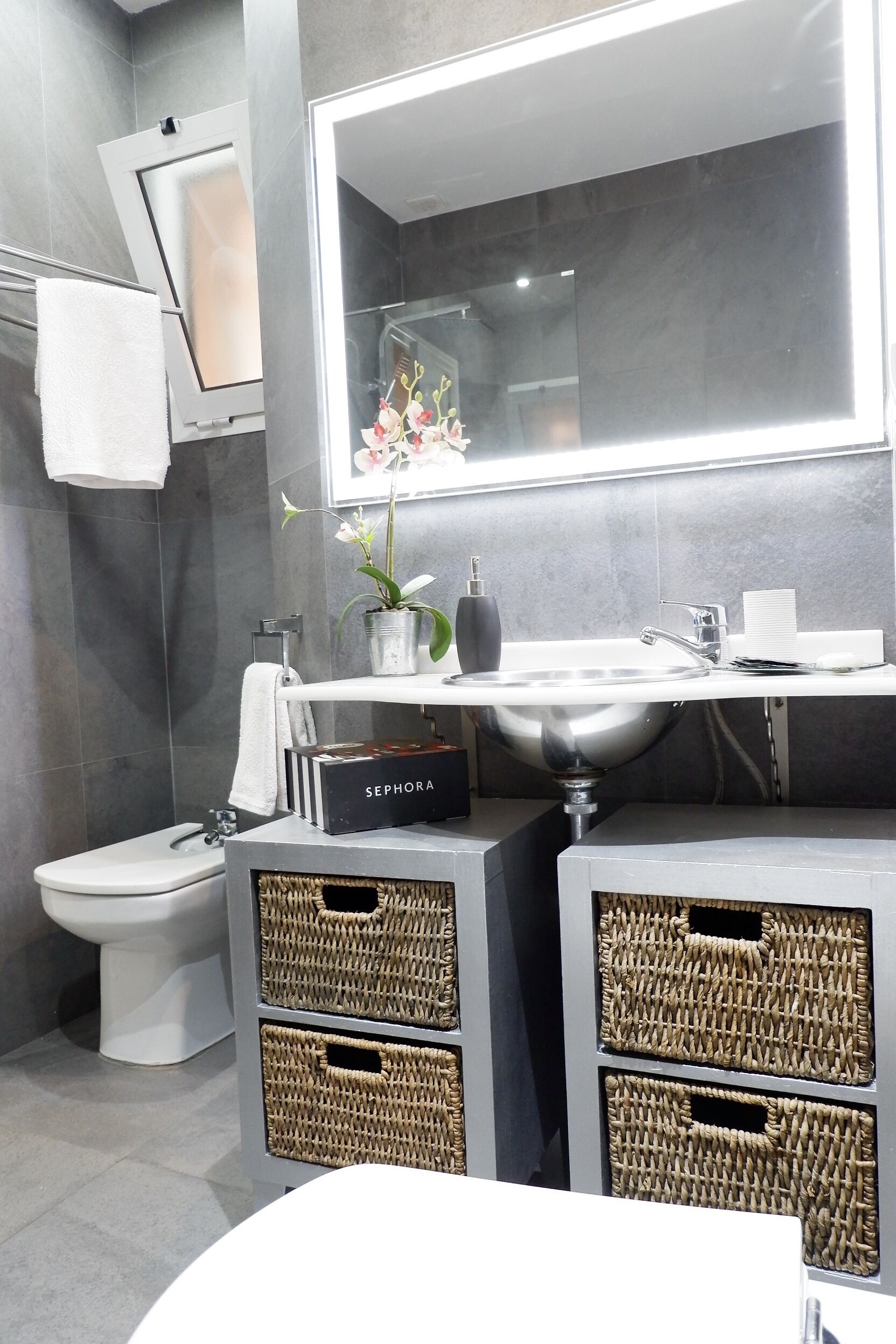 Douche, sèche-cheveux, bidet, serviettes fournies
