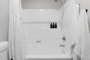 Sèche-cheveux, serviettes fournies, savon, papier toilette