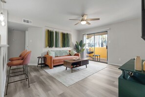 Living area - 2BR Mins to Mill Ave and Sky Harbor (Tempe)