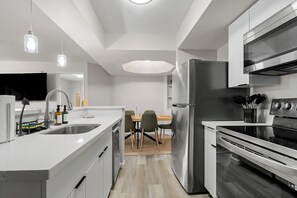 Private kitchen - 2BR Mins to Mill Ave and Sky Harbor (Tempe)