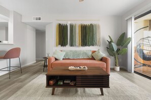 Living area - 2BR Mins to Mill Ave and Sky Harbor (Tempe)