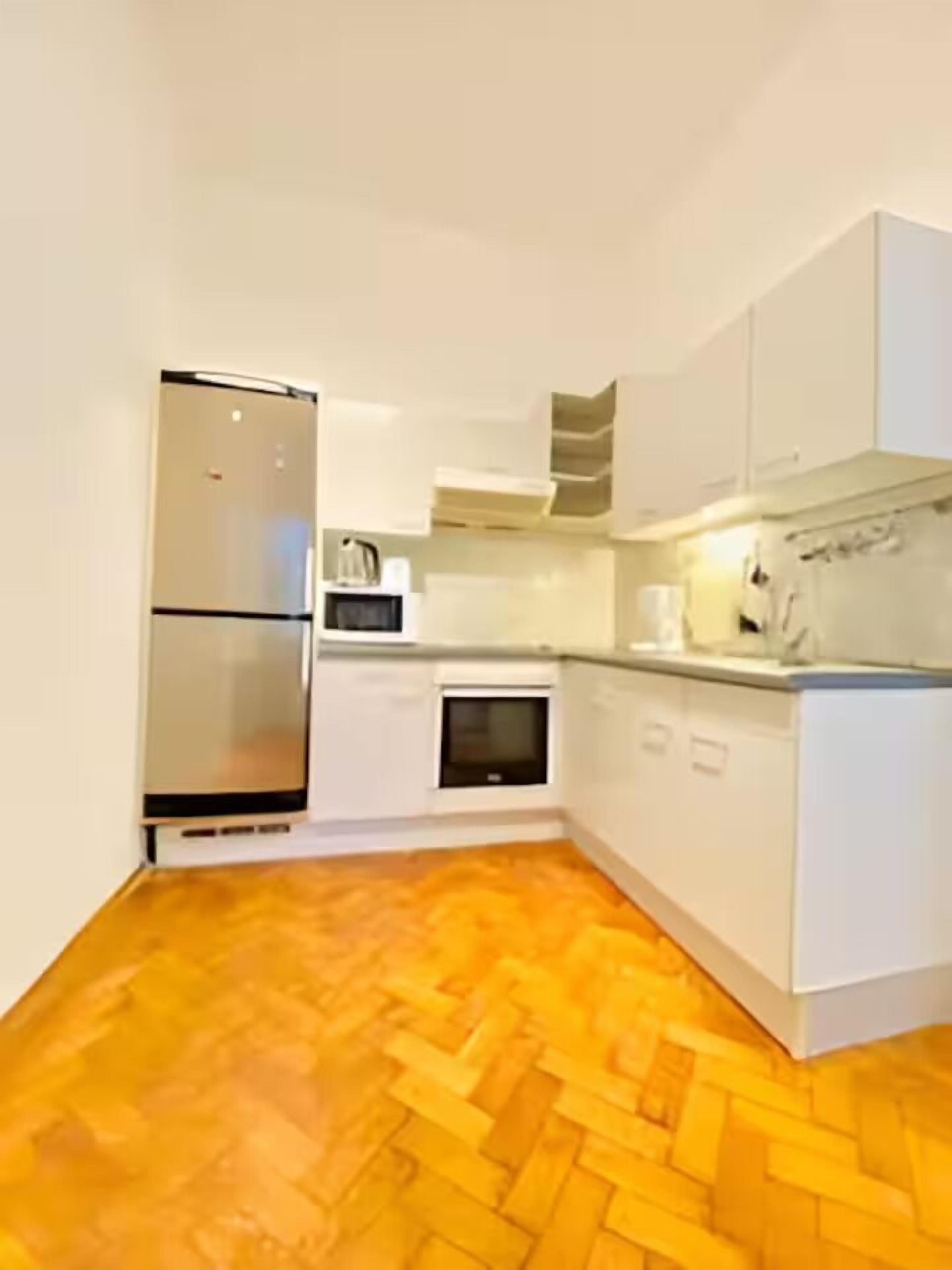 Refrigerador, microondas, horno, placa de cocina