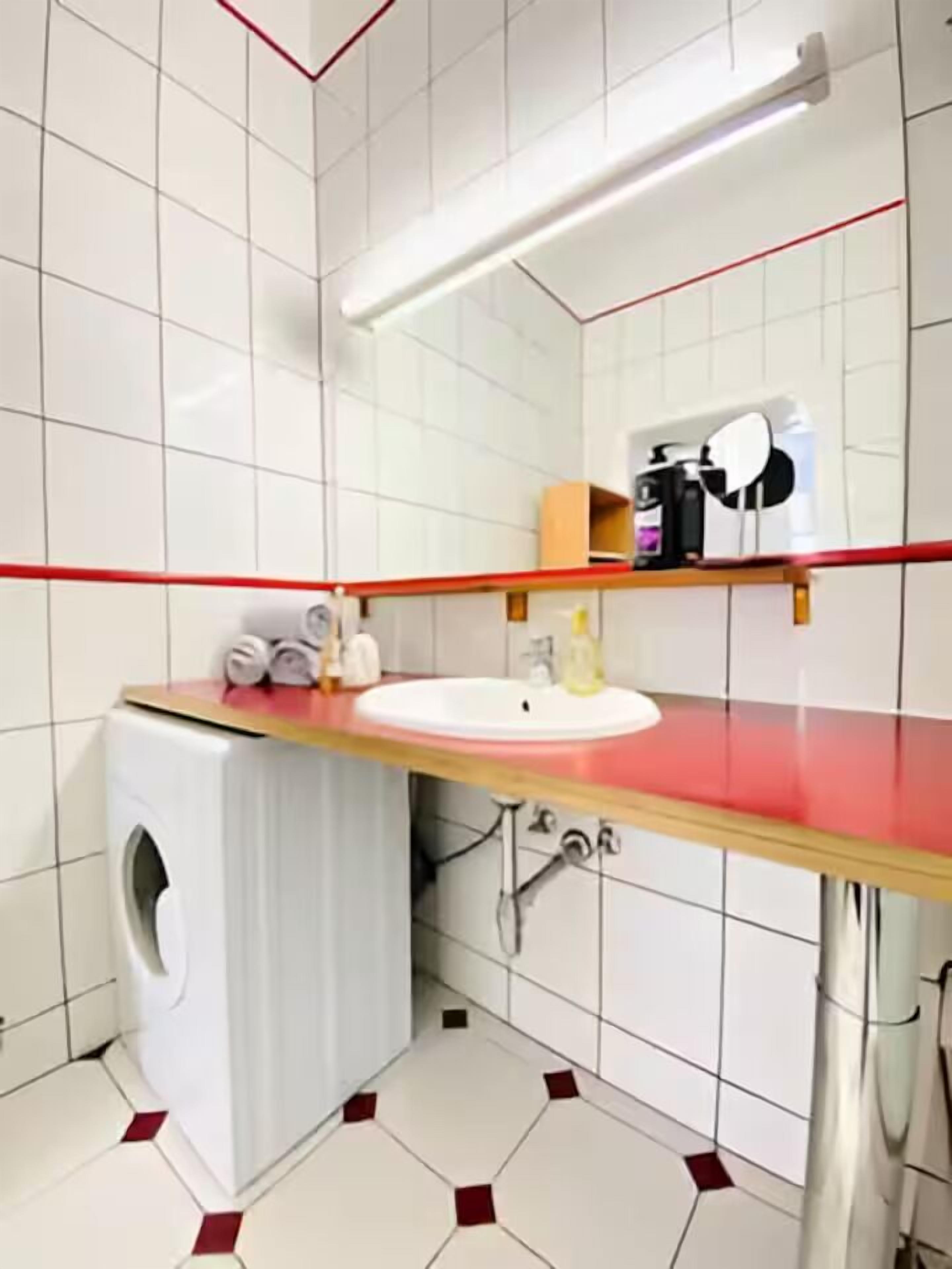 Bañera con ducha, artículos de tocador gratuitos, secador de pelo