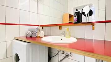 Bañera con ducha, artĂculos de tocador gratuitos, secador de pelo