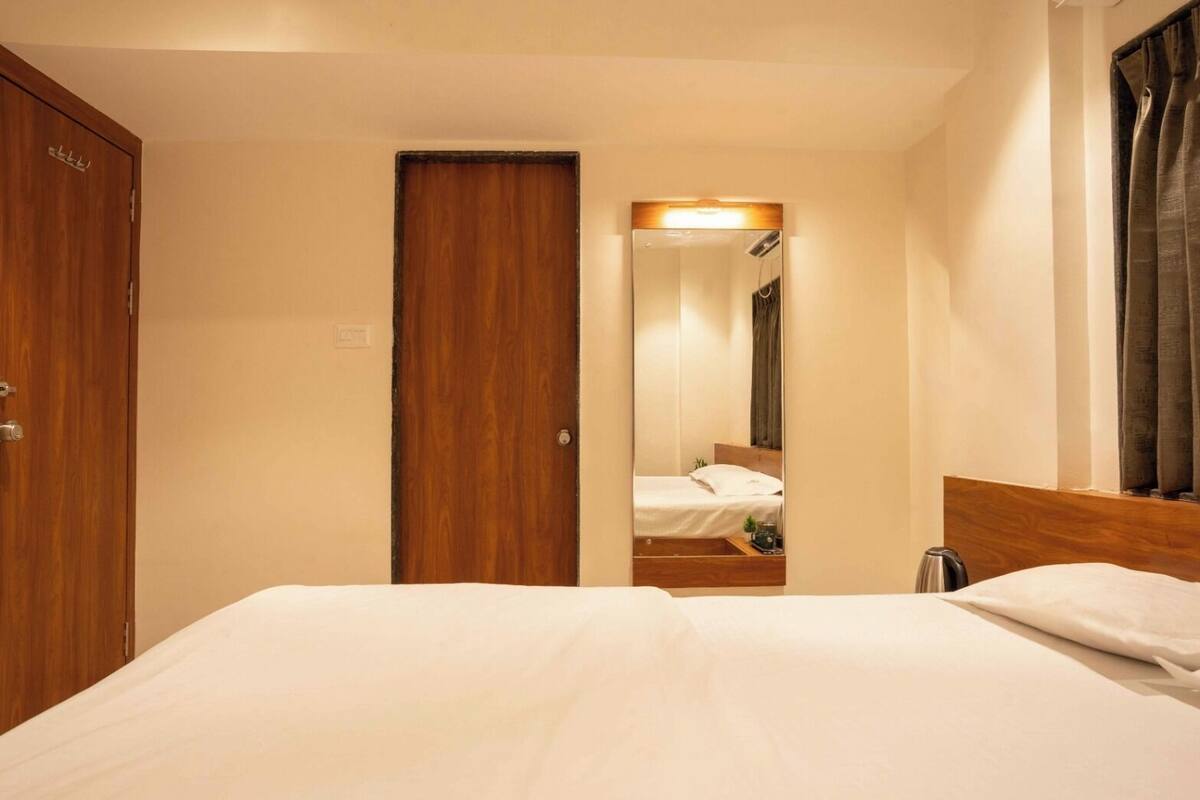 Standard Double Room | Meja, Wi-fi percuma