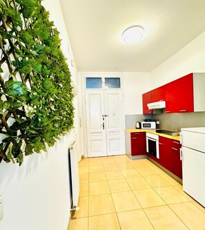 Basic Apartment | Private kitchen | Fridge, microwave, oven, stovetop - Comfortable 1BR Lounge Westbahnhof (Vienna)