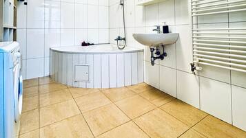 Basic Apartment | Bathroom | Combined shower/bathtub, free toiletries, hair dryer, towels