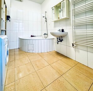 Apartament bàsic | Bany | Combinació de dutxa i banyera i articles de tocador gratuïts 