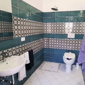Shower, hair dryer, towels, soap - Grandpa Michele's House, Minori - Amalfi Coast- A Paradise in the countryside (Campania)