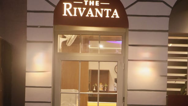 L’entrée d’un hôtel, avec une enseigne indiquant : « The Rivanta ».