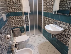 Dusche, Haartrockner, Bidet, Handtücher