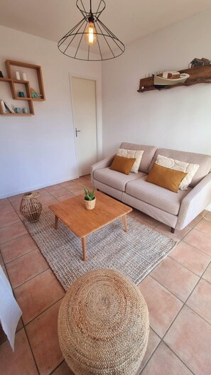 Televisio, takka, työhuone