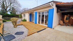 Terrace/patio - Charming Arès Villa: Beach, BBQ, & Fireplace! (Arès)
