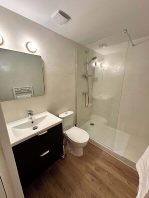 Douche, sèche-cheveux, serviettes fournies