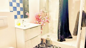 Shower, hair dryer - Bordeaux Apartment in the Heart of the City A/C (Bordeaux)