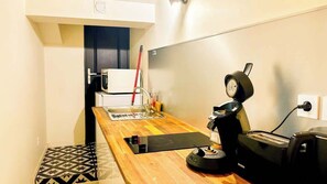 Réfrigérateur, micro-ondes, cafetière/bouilloire, grille-pain