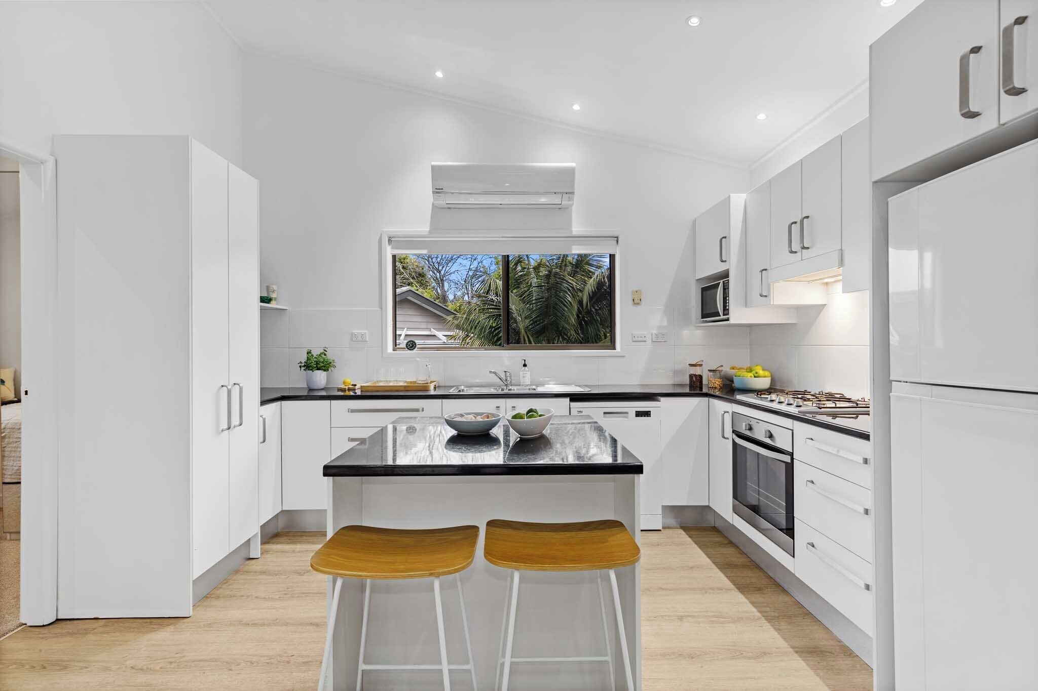 Frigorífico, microondas, horno y placa de cocina