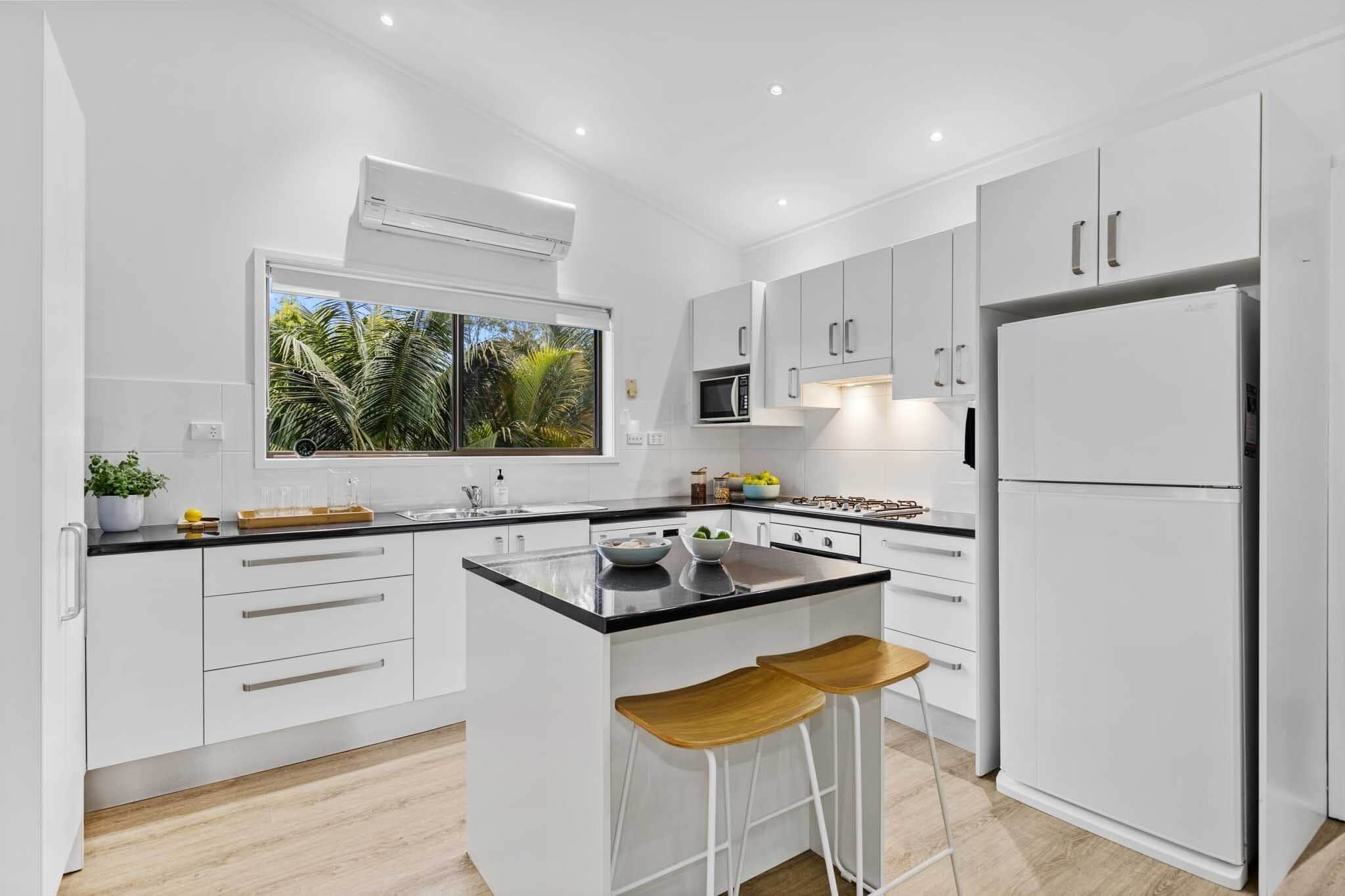 Kylskåp, mikrovågsugn, ugn och spishäll