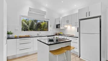 Kylskåp, mikrovågsugn, ugn och spishäll