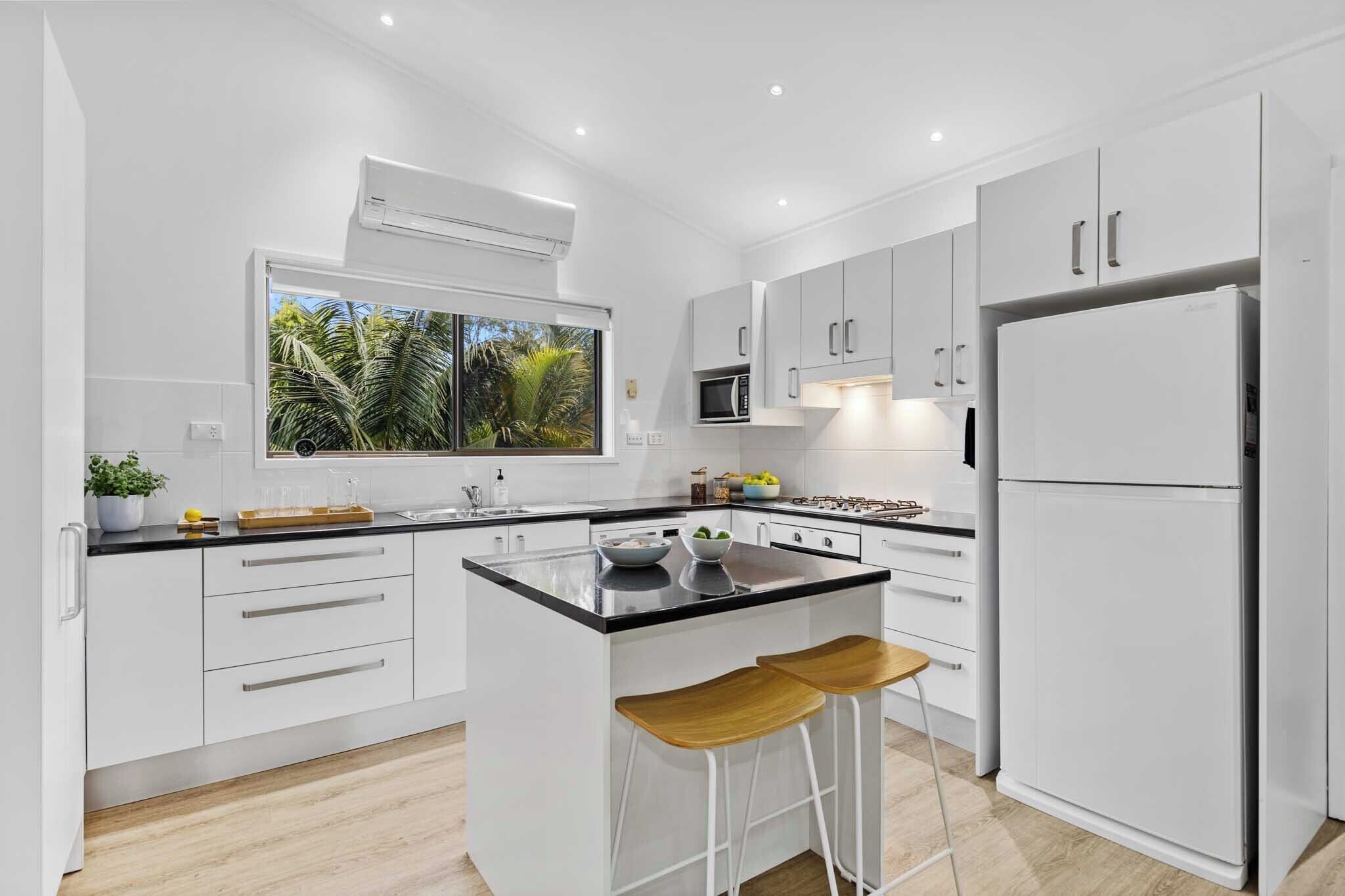 Kühlschrank, Mikrowelle, Ofen, Herdplatte