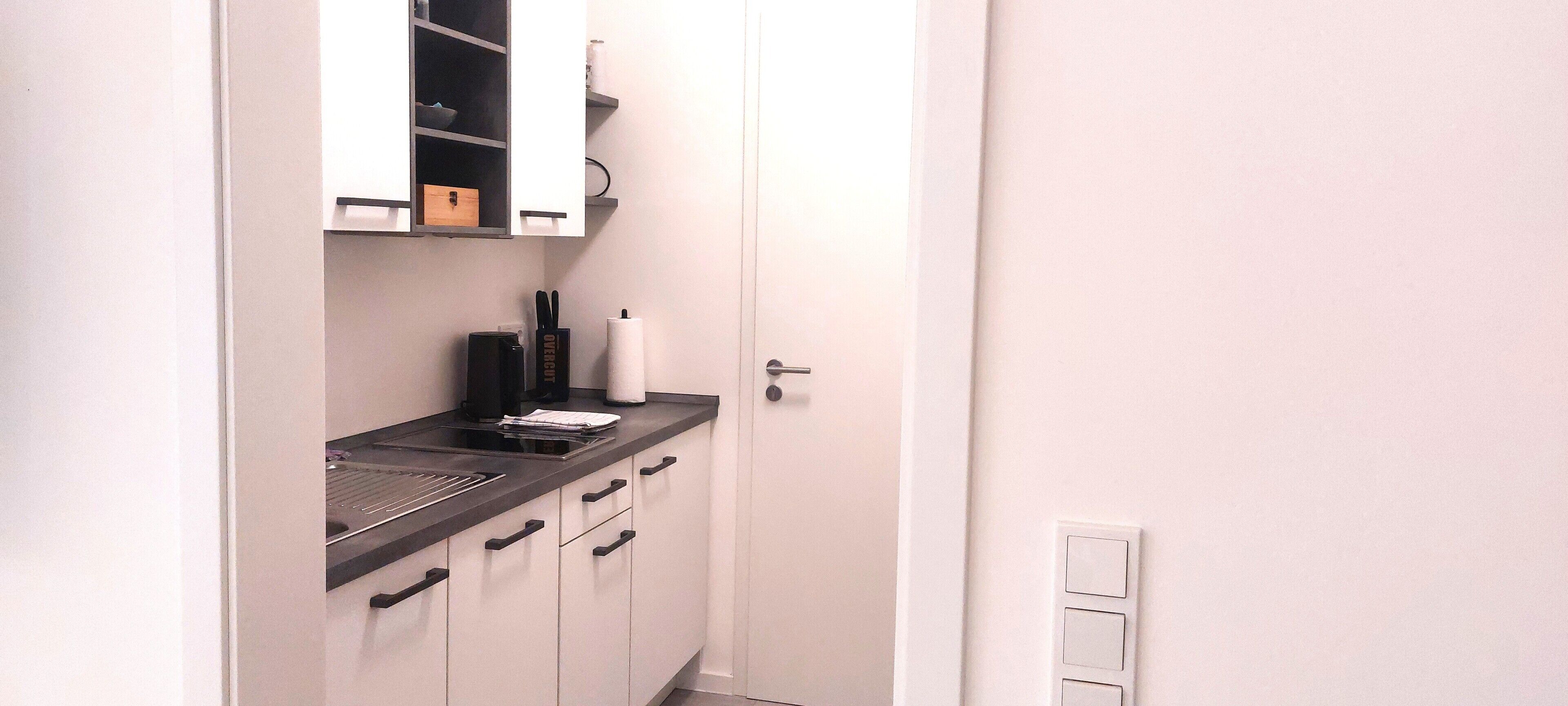 Kühlschrank, Mikrowelle, Herdplatte, Geschirrspüler