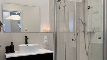 Dusche, Haartrockner, Handtücher, Seife