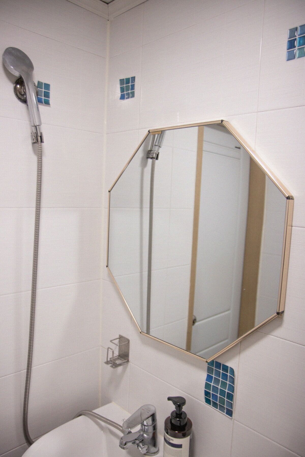 Suihku, hiustenkuivaaja, pyyhkeet, saippua