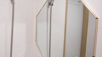 Suihku, hiustenkuivaaja, pyyhkeet, saippua