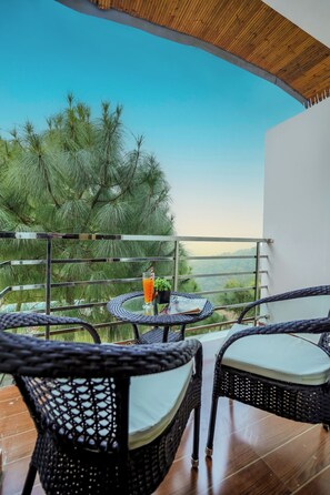 Svit Deluxe - utsikt mot trädgården | Strykjärn/strykbräda och gratis wi-fi