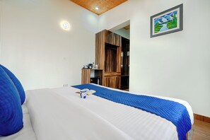 Suite Classic, vista collina | Ferro/asse da stiro, Wi-Fi gratuito