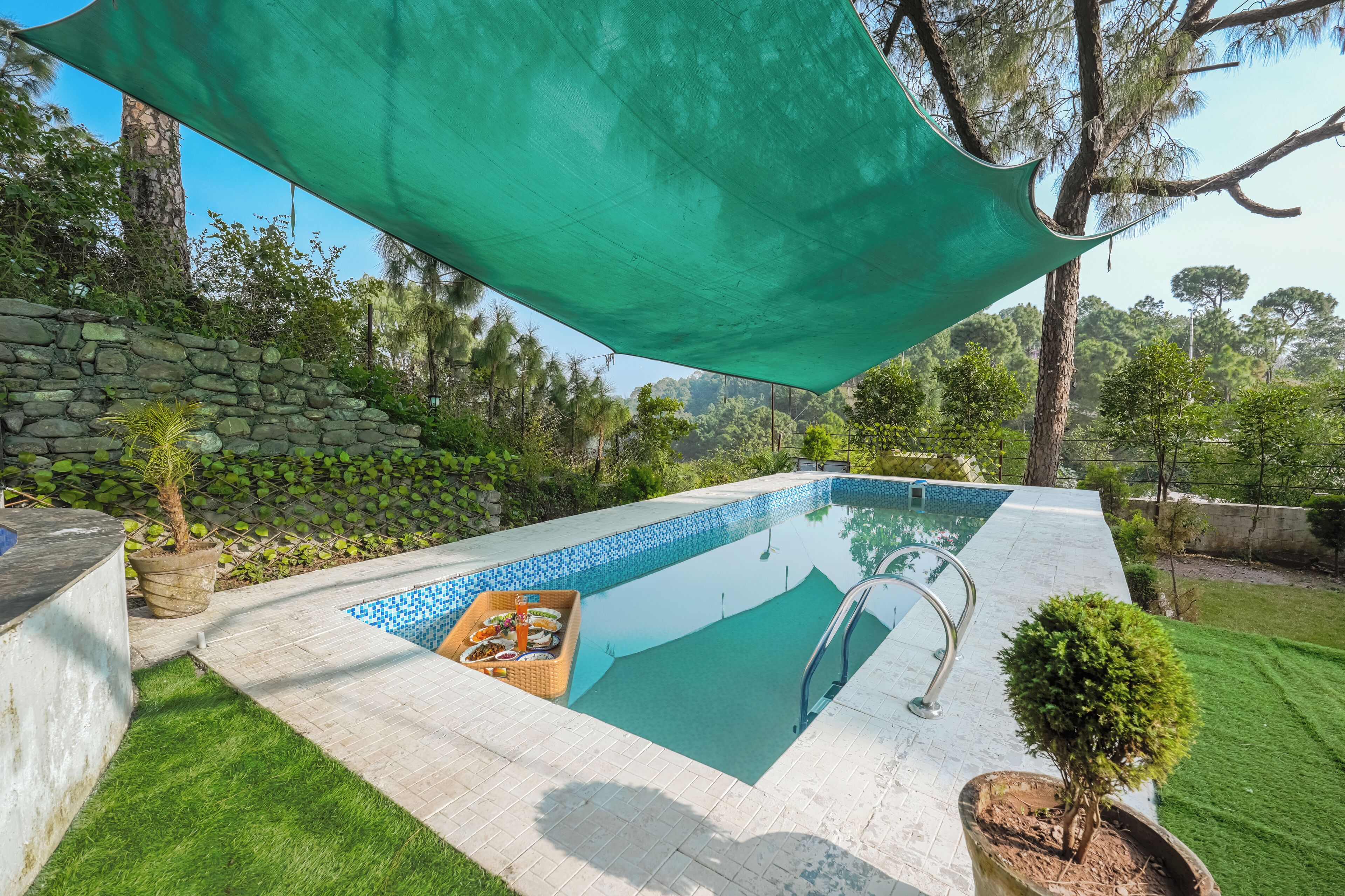 Una piscina al aire libre