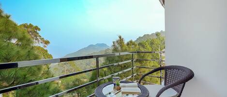 Suite – classic, utsikt mot høyde | Strykejern/-brett og wi-fi (inkludert)