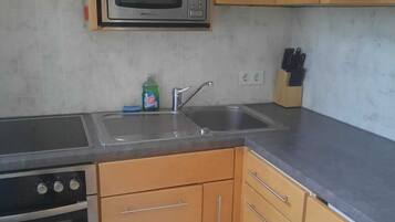 Basic Apartment | Private kitchen | Fridge, microwave, oven, stovetop