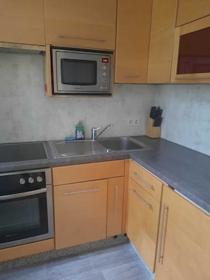 Basic-Apartment | Eigene Küche | Kühlschrank, Mikrowelle, Ofen, Herdplatte