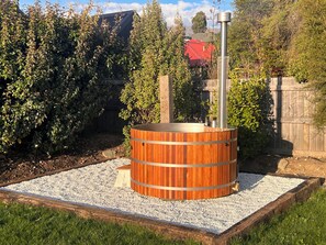 Outdoor spa tub - Stay in Heaven at Lake Hawea (Lake Hāwea)
