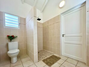 Shower, hair dryer, towels, soap - Kaz A Doudou La – 2-bedroom apartment with terrace and garden, tropical calm (Saint-François)