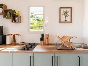Wasserkocher mit Kaffee-/Teezubehör, Kühlschrank, Mikrowelle, Ofen
