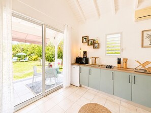 Una cucina con una porta scorrevole in vetro che dà su un'area salotto esterna.