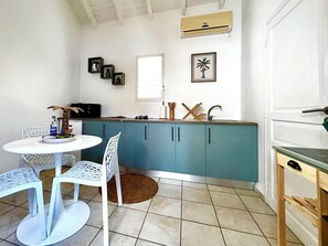 Fridge, microwave, stovetop, coffee/tea maker - Kaz A Doudou La – 2-bedroom apartment with terrace and garden, tropical calm (Saint-François)