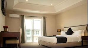 In-room safe, desk, iron/ironing board, free WiFi - Royal Ambassador Hotel (Monorovia)