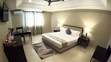 In-room safe, desk, iron/ironing board, free WiFi