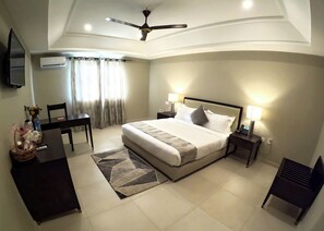 客房内保险箱、办公桌、熨斗/熨板、免费 WiFi