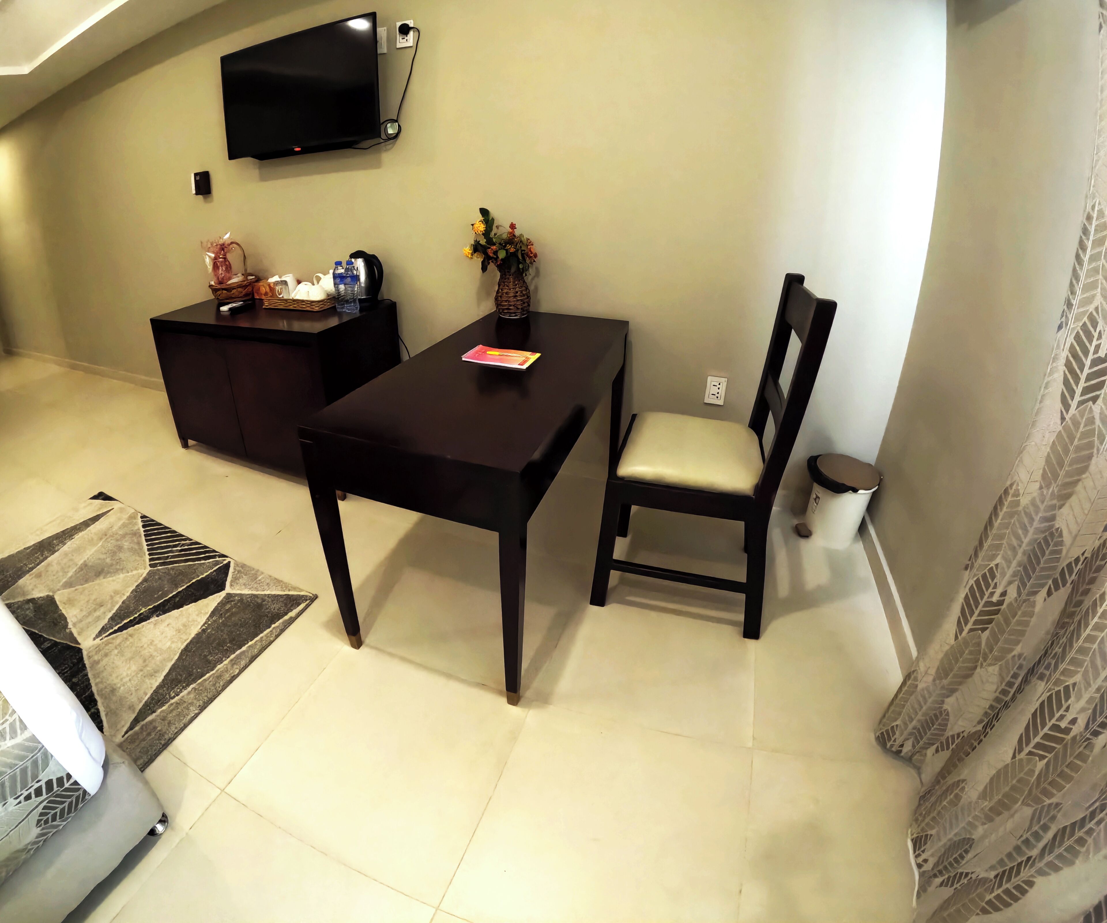 خزنة داخل الغرفة ومكتب ومكواة/لوح كي وواي فاي مجانًا