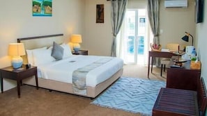 In-room safe, desk, iron/ironing board, free WiFi - Royal Ambassador Hotel (Monorovia)