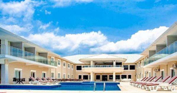 Pool - Royal Ambassador Hotel (Monorovia)