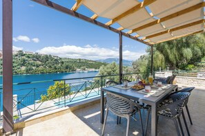 Outdoor dining - Luxury seafront plot villa, seaviews, p-pool, walk to beach- Villa Alex Meganisi (Meganisi)