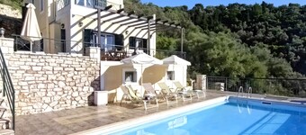 Luxury seafront plot villa, seaviews, p-pool, walk to beach- Villa Alex Meganisi